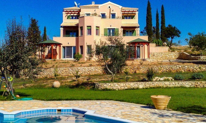 Gouvia Apartment | Quiet apartment with outdoor pool - 10 minuites from Marina Gouvia