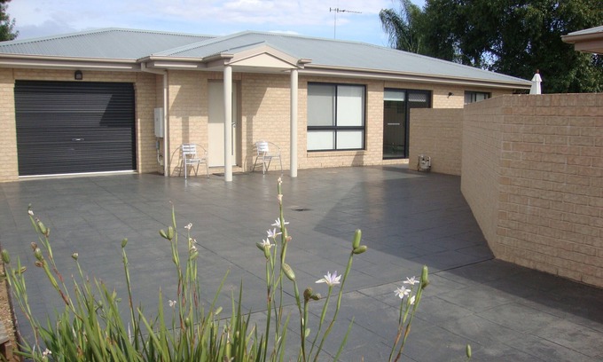 Yarrawonga Apartment | Quiet area across from the lake