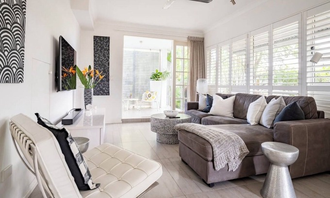Noosaville Apartment | QUIET CONVENIENT LOCATION 30m FROM WATER