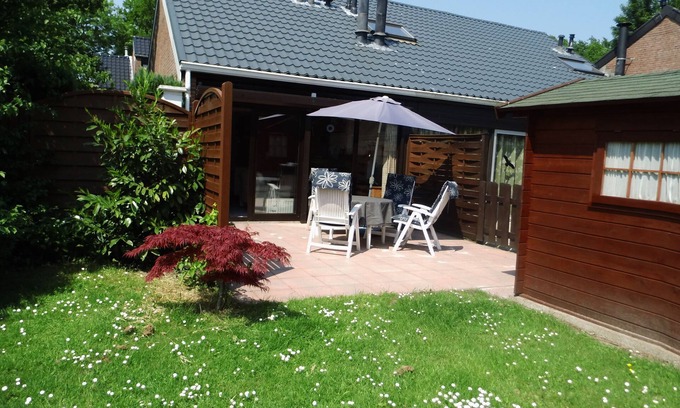 Bruinisse House | Quiet corner house 3/23 newly renovated, washing machine, WLAN, close to the beach