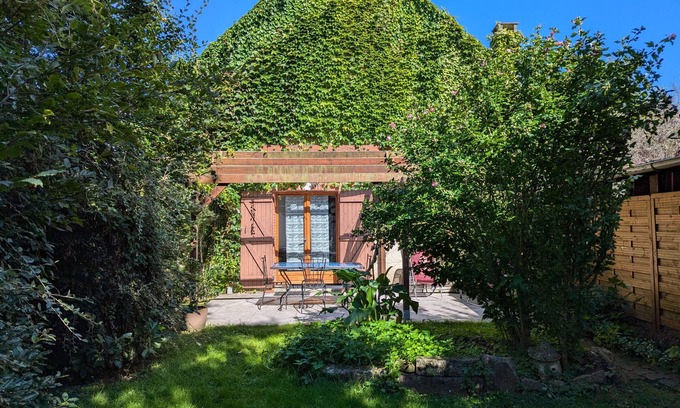 Dampierre-en-Burly Cottage | Quiet cottage with private garden near forest & Loire