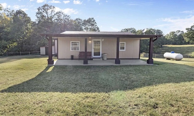 Dickson Cottage | Quiet Country cottage in Dickson, Tennessee. Only 40 miles from West Nashville.