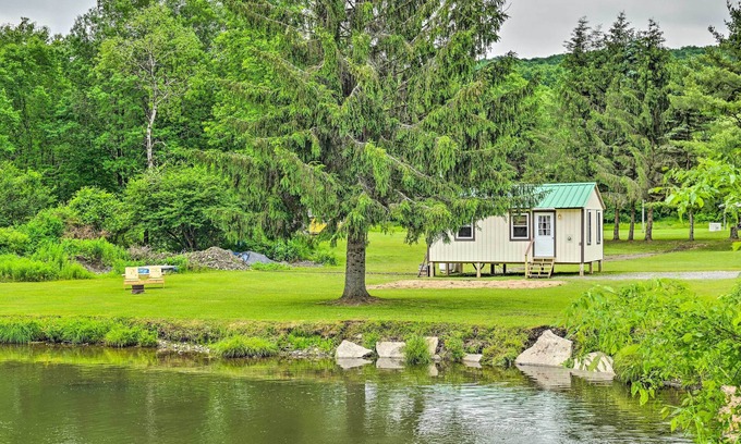 West Edmeston Cottage | Quiet Country Escape: Fire Pit, Fish On-site!