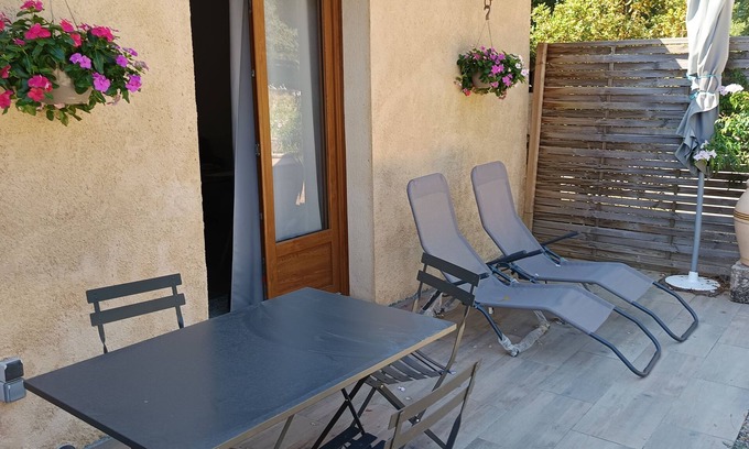 Aups Apartment | Quiet country gite with air conditioning.