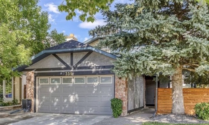 Southwest Calgary House | Quiet getaway in elegant 5 bedroom home