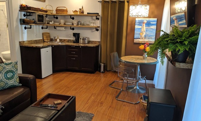 North Saanich House | Quiet hideaway near Sidney, BC with king bed, kitchenette and private bathroom