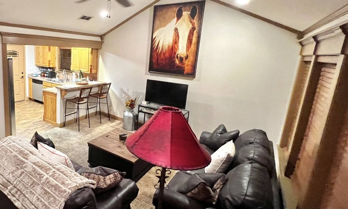 Mineola House | Quiet house in the country - 20 minutes from Canton and Lake Fork!