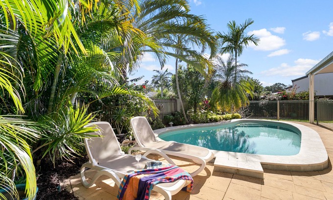 Noosaville House | Quiet location, private pool, pet friendly, walk to river, shops & cafes