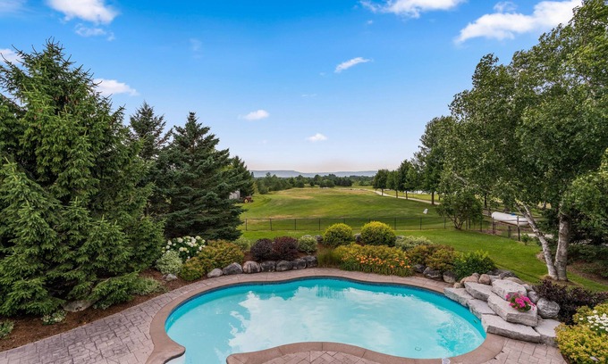 Clearview House | -Quiet Mountainview Retreat with Private Pool