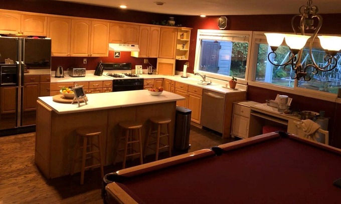 Valencia House | Quiet neighborhood, Family friendly w/backyard view of magic mountain No party