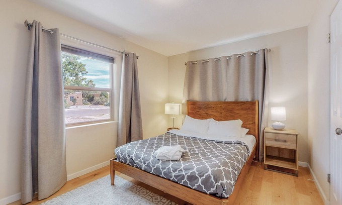 North Campus House | Quiet Nobhill Home, 2bd/1ba, Dog Friendly w/YARD