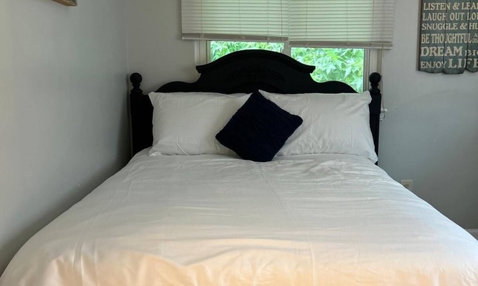 Virginia Beach Cabin | Quiet private room with workspace, free parking & fast Wi-Fi near base & beach