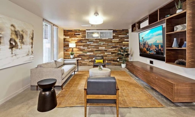 Broadway Apartment | Quiet retreat, in Seattle's most prominent entertainment & counterculture community.