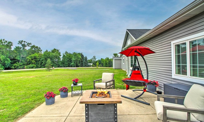 Audubon House | Quiet Retreat w/Kayak & Patio, Walk to Lake!