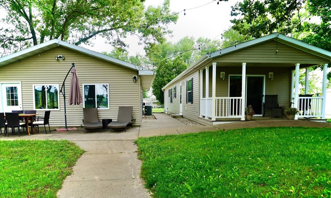 Potosi House | Quiet River Front Home With Additional Rec Area. Near Potosi Brewery