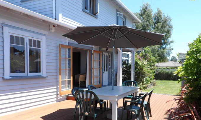 Turangi House | Quiet spacious comfortable home Wi-Fi sundeck 2 living areas large outdoor areas