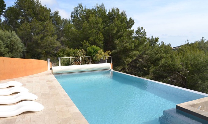 Bandol Apartment | Quiet studio in the countryside in Bandol, infinity pool, jacuzzi, sauna