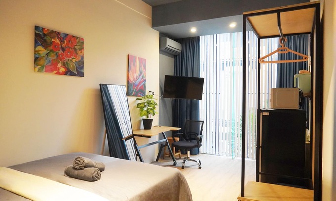 Phu Nhuan Apartment | Quiet Studio with Kitchen in bustling area close to Airport