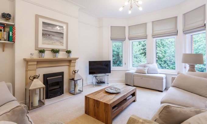 Canford Cliffs Apartment | Quiet, stylish, 2BR/2-bath flat near Sandbanks, 3 mins to beach, sleeps 4+2