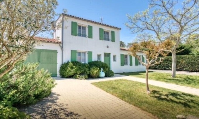Ars-en-Re Villa | Quiet villa between pine forest and ocean.