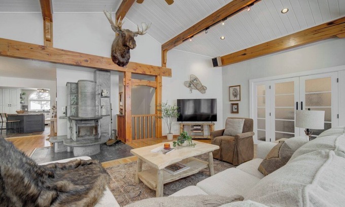 Bozeman House | Quinn Peaks Entire 30 Acre Property with a hot tub