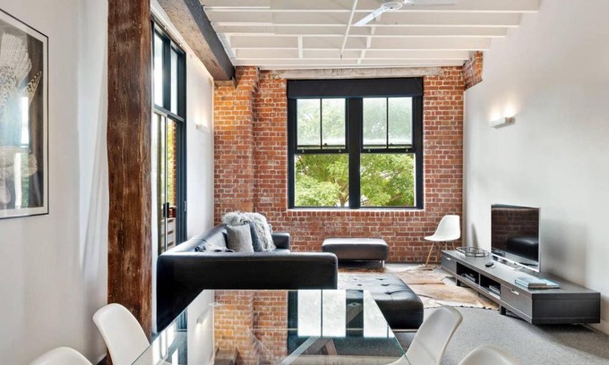 Teneriffe Apartment | Quintessential Woolstore Warehouse~1Bed/1Bath/1Car