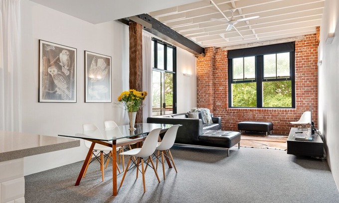 Teneriffe Apartment | Quintessential Woolstore Warehouse~1Bed/1Bath/1Car