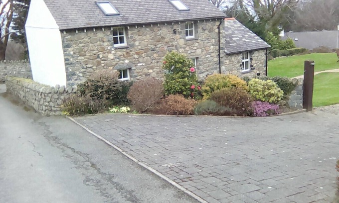 Llanfairfechan Cottage | Quite country cottage. In easy reach of Town and beach.