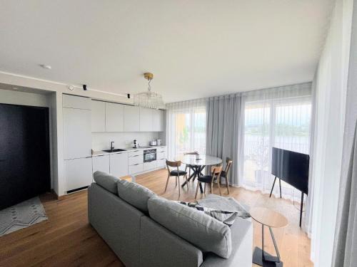 Parnu Apartment | Rääma 7D-2 suure rõduga kahetoaline külaliskorter Pärnu jõe ääres