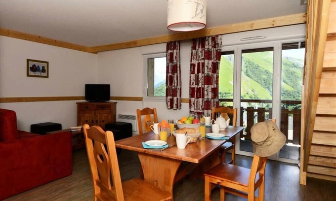 Saint-Sorlin-d'Arves Apartment | Résidence Odalys Les Bergers *** - 4 rooms 9/10 persons