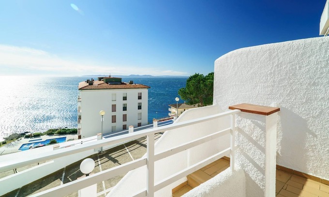 Almadraba-Canyelles Apartment | R. 186 - NEPTUNO B 1-4 - Apartment near the lighthouse of Roses, beautiful sea views and swimming pool.
