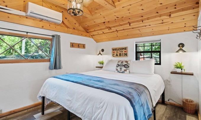 Dora Belle Apartment | Raccoons Hallow is a cute studio apartment centrally located in the heart of Shaver Lake