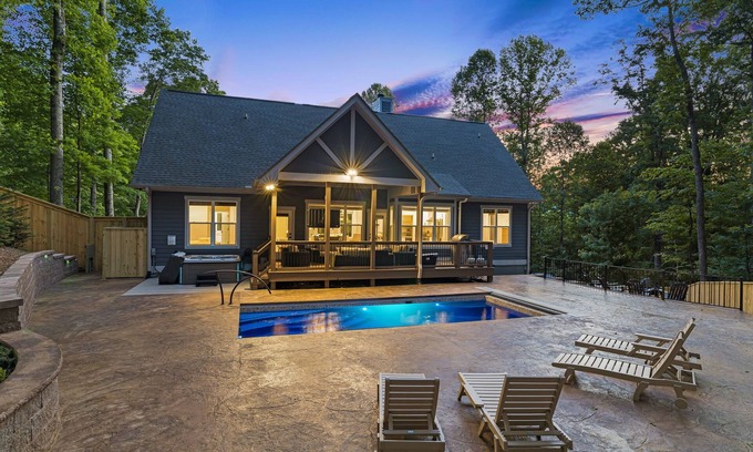 Avery Creek House | Rainbow’s Edge | Mountain Views, Hot Tub, Game Room & Gourmet Kitchen