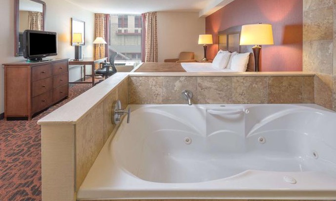 Fallsview Hotel | Ramada by Wyndham Niagara Falls Fallsview