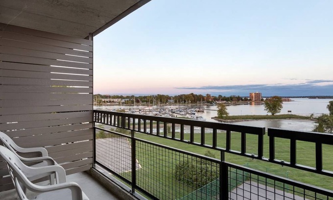 Belleville Hotel | Ramada by Wyndham Belleville Harbourview Conference Center