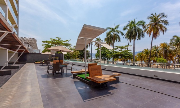 Hornos Hotel | Ramada by Wyndham Acapulco Hotel & Suites