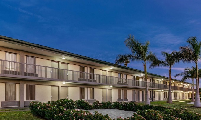 Whitfield Hotel | Ramada by Wyndham Sarasota Waterfront