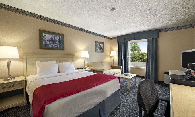Trenton Hotel | Ramada by Wyndham Trenton