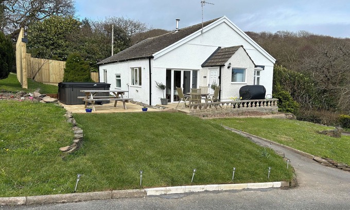 Pembrey Cottage | RAPHAEL HOUSE, family friendly, with hot tub in Burry Port