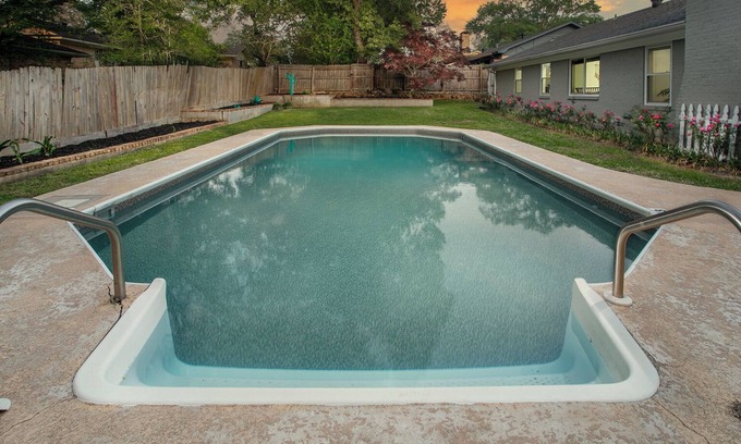 Tyler House | Rare~Boho~OutdoorOasis~Pool~Firepit~Grill~Kingbed~