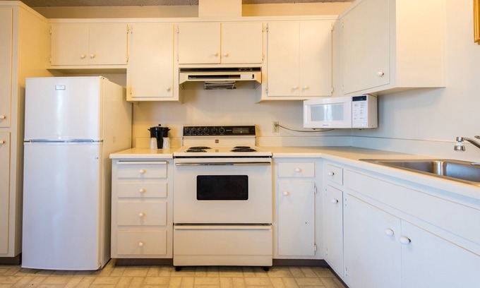East End Apartment | Rare Find! Awesome Unit, Free Parking, Pool, Near Alameda Ferry Terminal!
