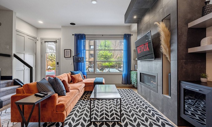 Hillhurst House | *Rare find* Calgary’s Finest |Cozy and Vibrant Double King Beds|Stampede Special
