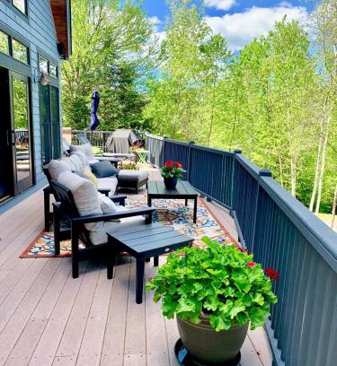 Bretton Woods House | RE53 Beautiful Bretton Woods slopeside home amazing views AC Hot Tub Pool Table