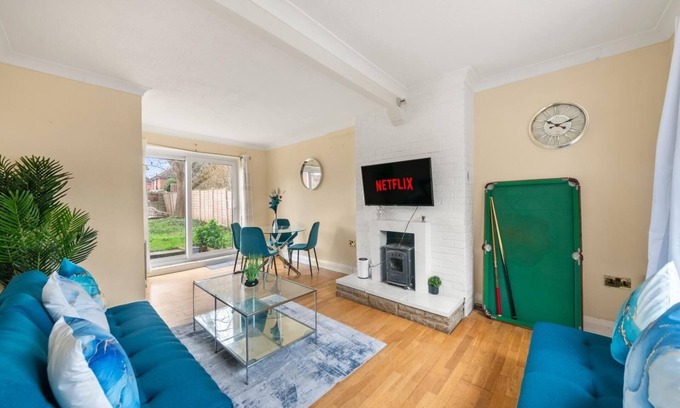 Reading House | Reading Centre for business or leisure with parking.