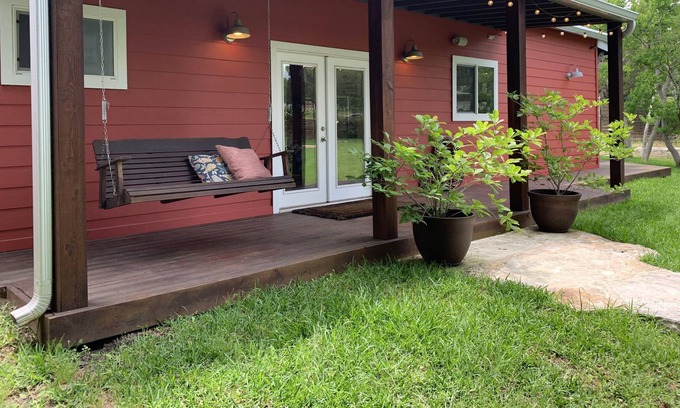 West Oak Hill House | Real Texas Barn - City convenience, Country charm
