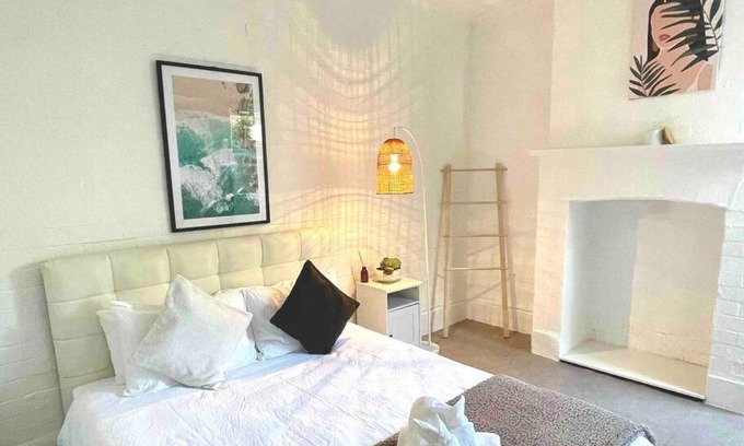 Surry Hills Apartment | Rear studio with open space