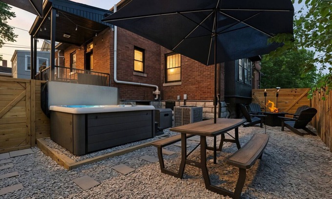 Cherokee Triangle House | Rebel Retreat | HotTub | 6 bedrm | Game Rm| Fire Pit | Jet Shwrs