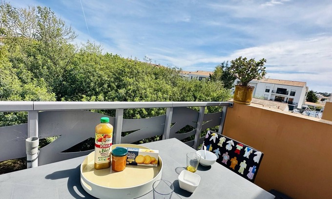 Les Sables d'Olonne Apartment | Recent flat in the Nouettes district with car park