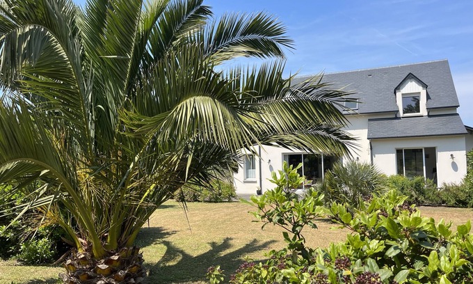 Saint-Malo House | Recent house 300 m from the beach, large landscaped enclosed garden. Small sea view!