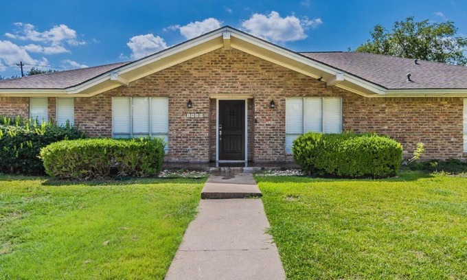 Plano Villa | Recently remodeled Luxury house with pool and spa